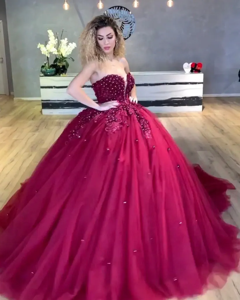 Burgundy Quinceanera Dress Sexy Deep V-Neck Tulle Skirts Lace Appliques Beaded Princess Ball Gowns vestidos de quinceañera Sweet 16 Dress