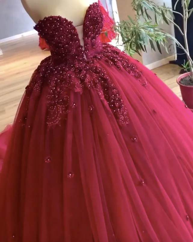 Burgundy Quinceanera Dress Sexy Deep V-Neck Tulle Skirts Lace Appliques Beaded Princess Ball Gowns vestidos de quinceañera Sweet 16 Dress