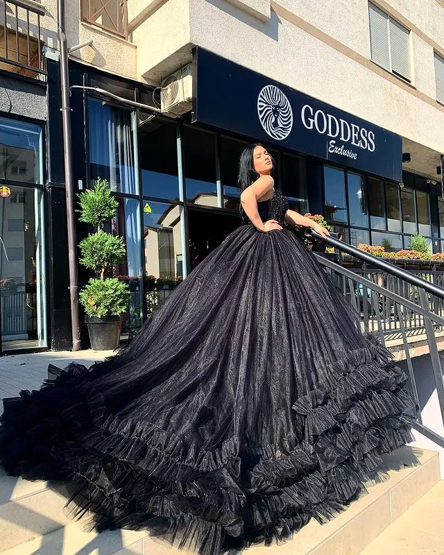 Gothic Black Wedding Dresses Ball Gown Tulle Skirts Sexy Spaghetti Straps V-Neck Bridal Wedding Gowns 803181